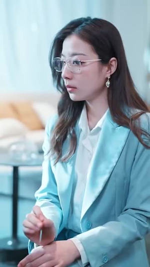 下山后,我被四个绝色师姐包围了(79集) 下山后,我被四个绝色师姐包围了(79集)追短剧关注我